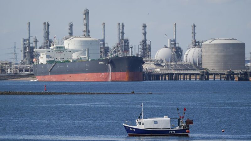La OPEP acuerda rebajar el suministro de petróleo en 100.000 barriles diarios desde octubre
